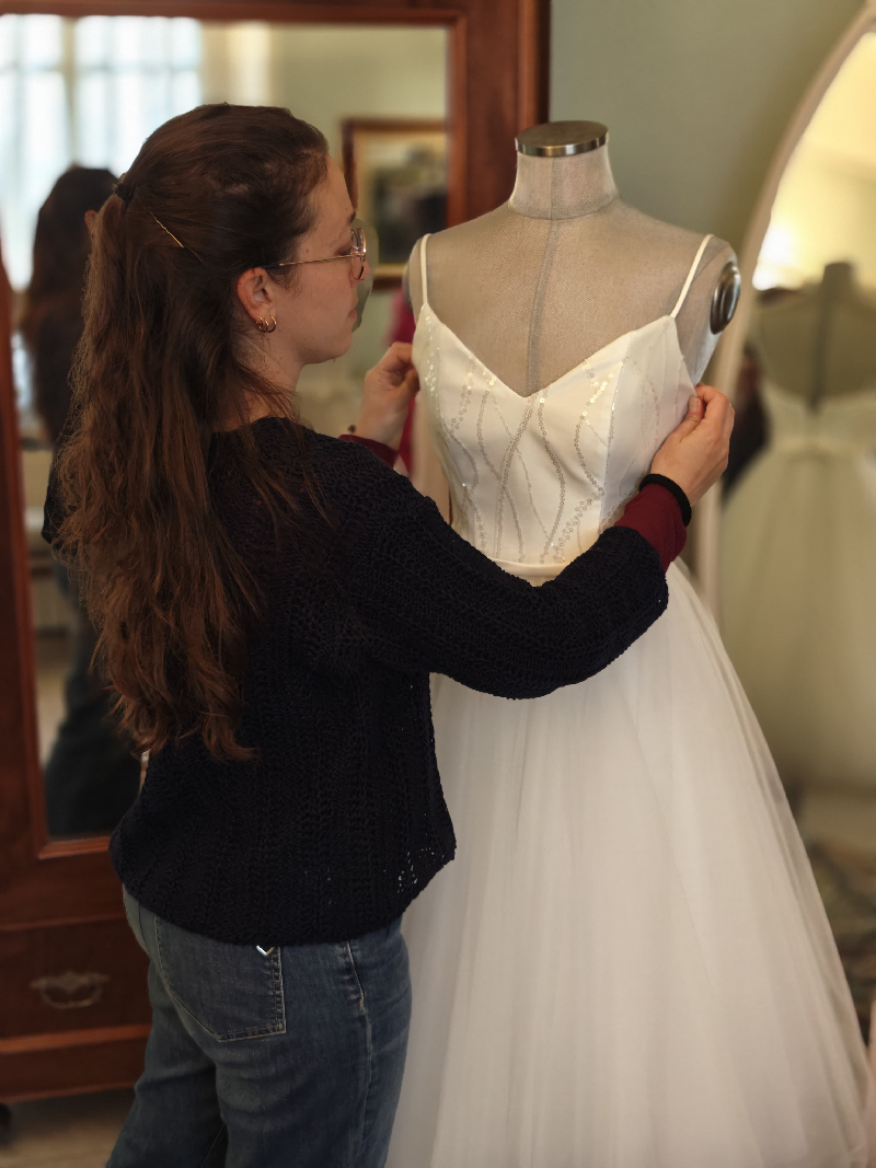Abito da sposa per il cambio d'abito. Sartoria artigianale su misura ad Alessandria di Alinda Scudo.