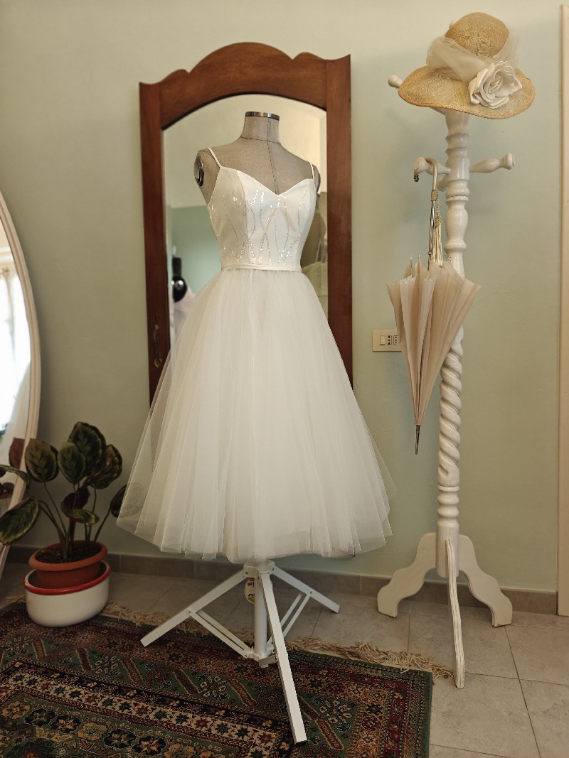 Abito da sposa corto per ballare. Progettato e confezionato da Alinda Scudo, sarta su misura ad Alessandria.