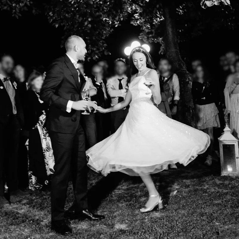 Secondo abito da sposa in tulle ricamato con paillettes, scollo all'americana e gonna a ruota midi.